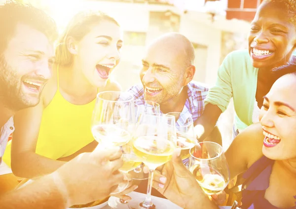 Freunde sitzen am Tisch — Stockfoto