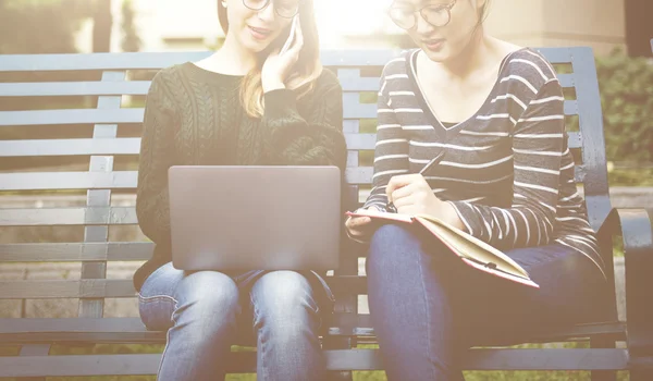 Les filles qui travaillent avec un appareil numérique — Photo