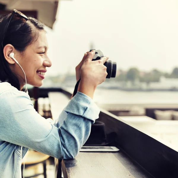 Mujer haciendo foto por cámara — Foto de Stock