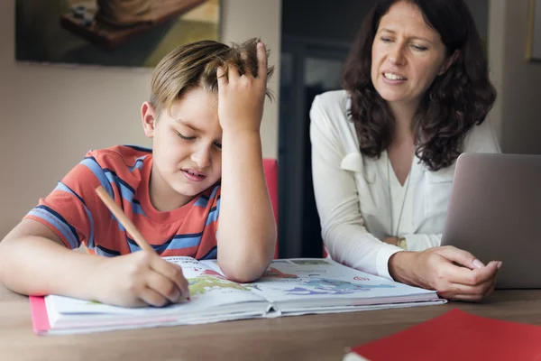 Mutter und Sohn verbringen Zeit miteinander — Stockfoto