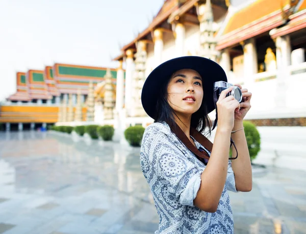 Mulher de viagem com câmera — Fotografia de Stock