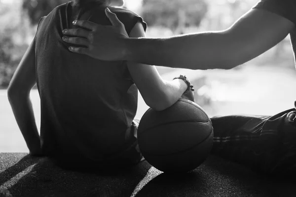 Sportman onderwijzen van jongen spelen basketbal — Stockfoto