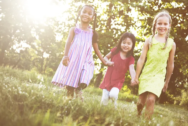 Niños jugando al aire libre — Foto de Stock