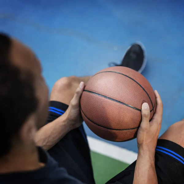 Esportista jogando basquete — Fotografia de Stock