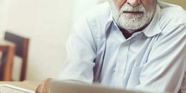 Man aan het werk met computer — Stockfoto