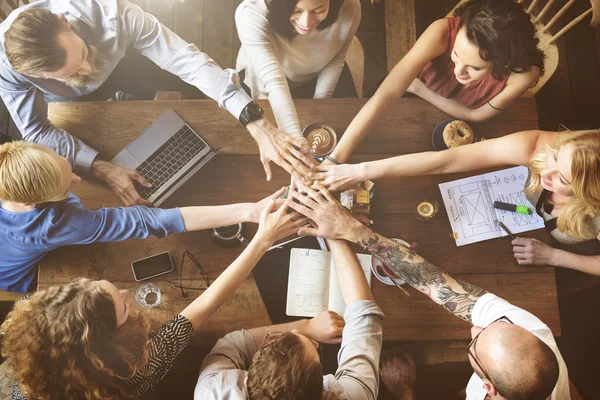 Team di lavoro che si tiene per mano — Foto Stock