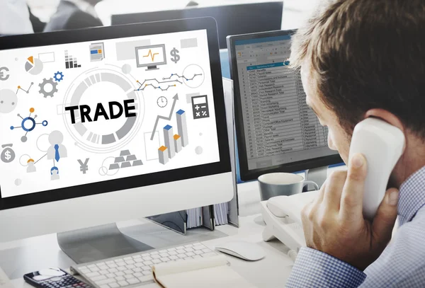 Affärsman som arbetar på dator med handel — Stockfoto