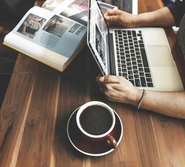 Persone che lavorano con il computer nel caffè — Foto Stock