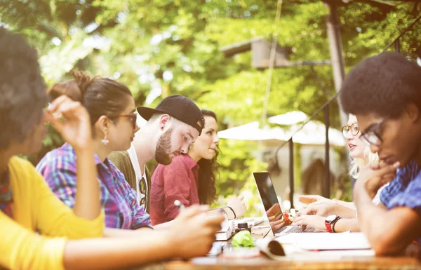 Team di amici che studiano insieme — Foto Stock