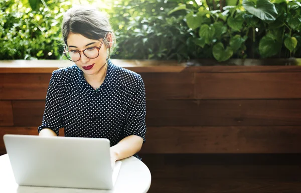 Femme utilisant un ordinateur portable — Photo