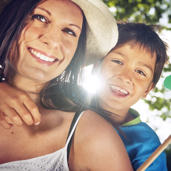 Moeder en zoon spelen in het park — Stockfoto