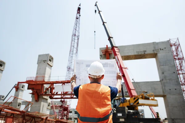 Construction Worker Looking at Building plan — Stock Photo, Image