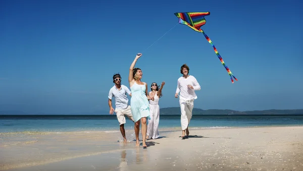 Amigos passam tempo na praia — Fotografia de Stock