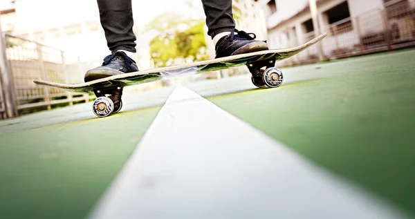 Cavalcata uomo su Skateboard — Foto Stock