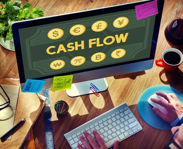 Bilgisayarda çalışan adam