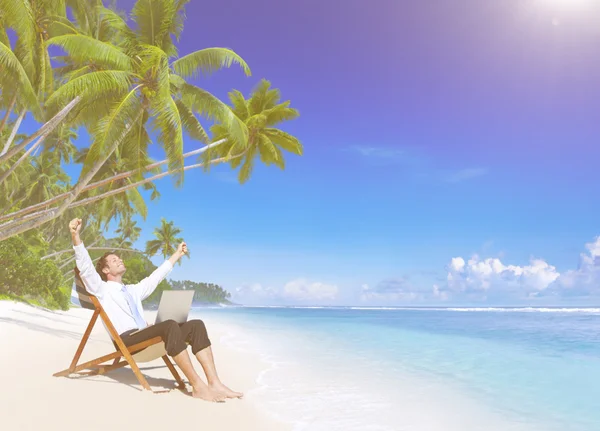 Uomo d'affari Stare da solo in spiaggia — Foto Stock