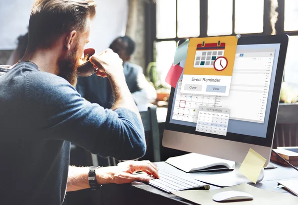 Hombre trabajando con computadora — Foto de Stock