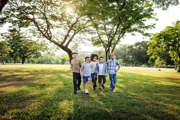 Szczęśliwy kids gry w parku — Zdjęcie stockowe