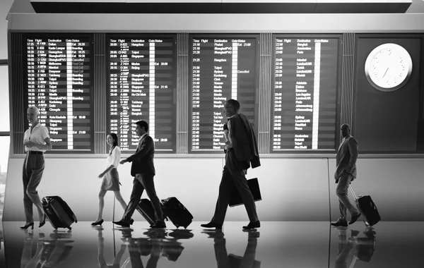 Silhuetter av människor som går på flygplatsen — Stockfoto