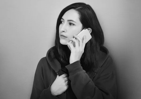 Gyönyörű lány beszél a mobiltelefon — Stock Fotó