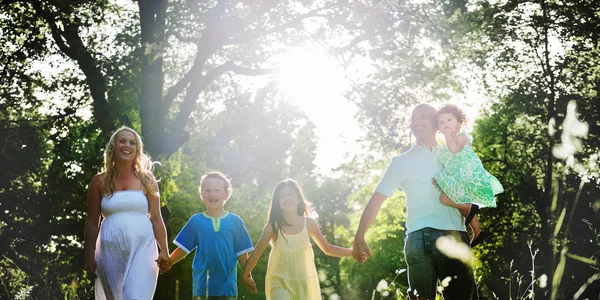 Familia jugando y caminando al aire libre —  Fotos de Stock