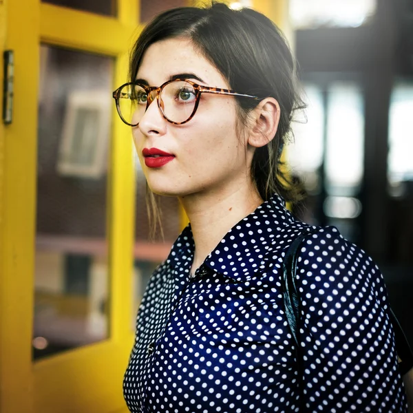 Mujer en gafas de estilo — Foto de Stock