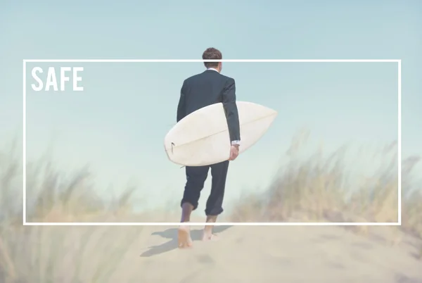 Homem de terno com prancha de surf — Fotografia de Stock