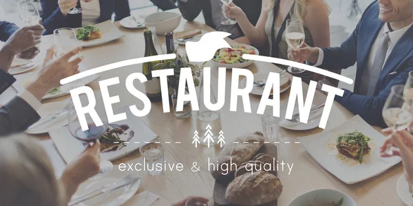 Pessoas de negócios desfrutando de refeições no restaurante — Fotografia de Stock