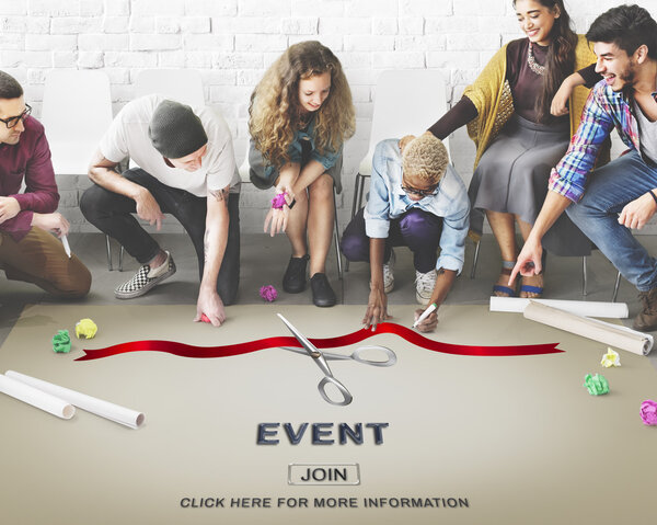 люди рисуют баннер на полу
 