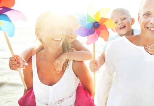 Gezin met kinderen op strand — Stockfoto