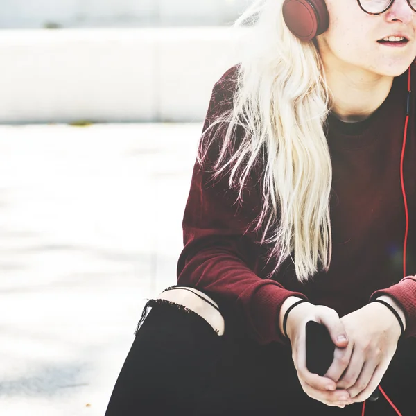 Fiatal nő fülhallgatóval — Stock Fotó