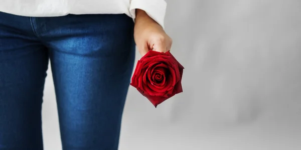 女孩举行红玫瑰 — 图库照片