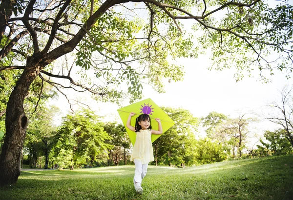 Mädchen spielt mit Drachen — Stockfoto