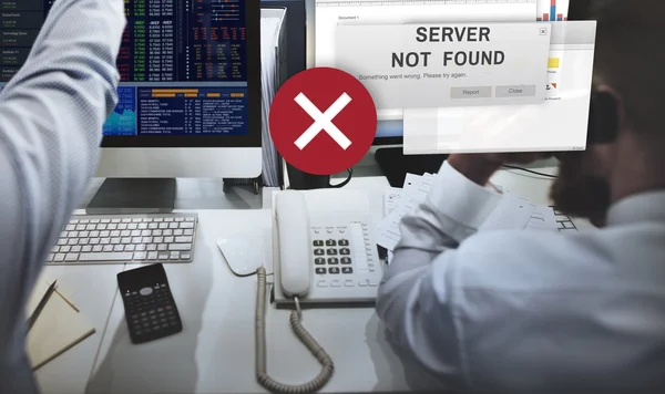 Obchodní lidé pracující a Server nebyl nalezen. — Stock fotografie