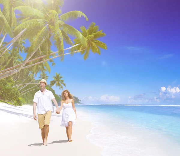 Casal romântico na praia — Fotografia de Stock