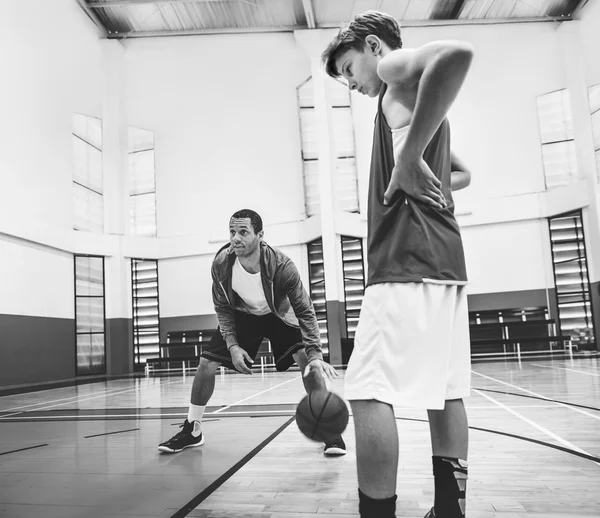 Deportista enseñando a jugar al baloncesto — Foto de Stock