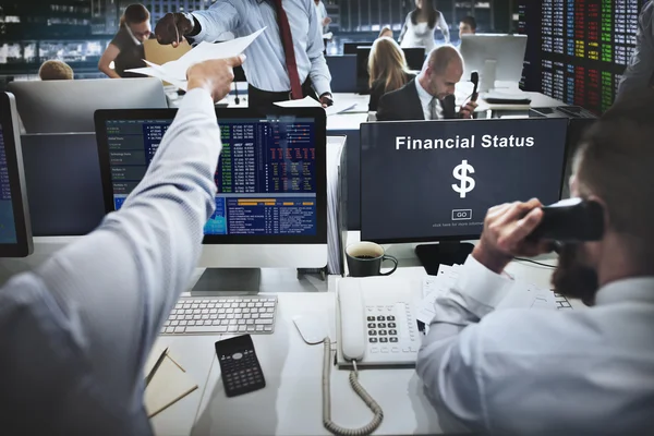 Affärsmän som arbetar och finansiella ställning — Stockfoto