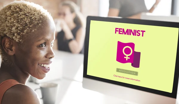 Işkadını bilgisayarda feminist ile çalışma — Stok fotoğraf