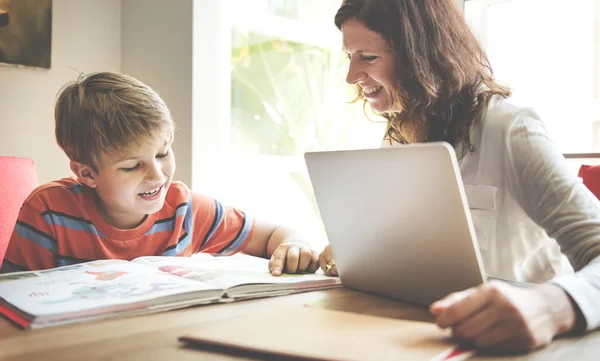 Mamma e figlio passare del tempo insieme — Foto Stock