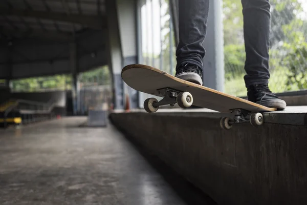 Passeio de homem no skate — Fotografia de Stock