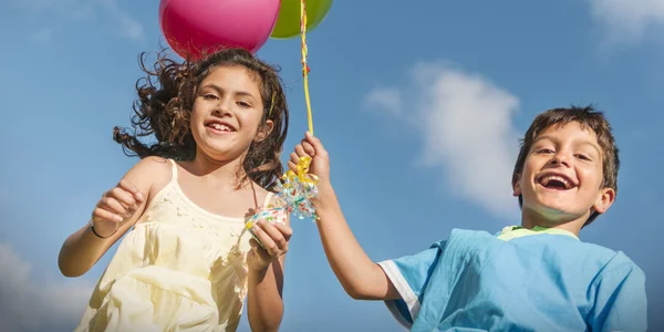孩子们玩彩色气球 — 图库照片