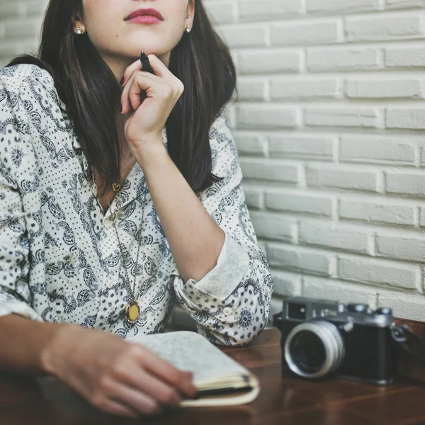 Fotograf flicka med kamera — Stockfoto