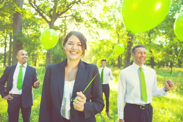 Gente al aire libre sosteniendo globos verdes —  Fotos de Stock