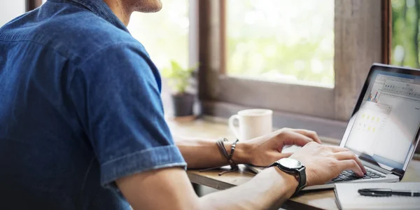 Homem trabalhando com computador — Fotografia de Stock