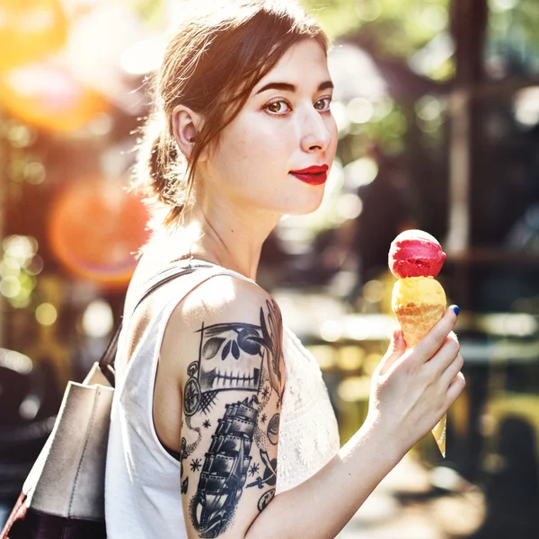 Kobieta jedzenie lodów — Zdjęcie stockowe