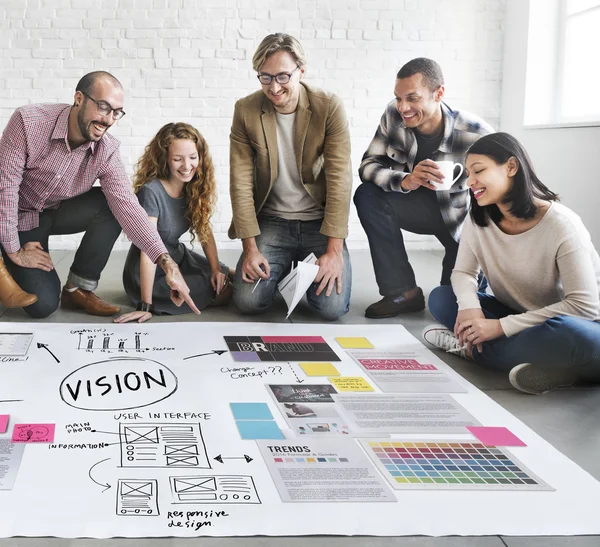 Designer arbeiten mit Plakat und Vision — Stockfoto