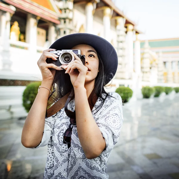 Reizen vrouw met camera — Stockfoto