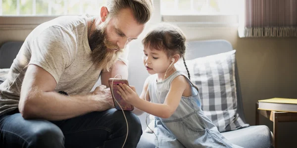 Dad and daughter spending time together — Stock Photo, Image