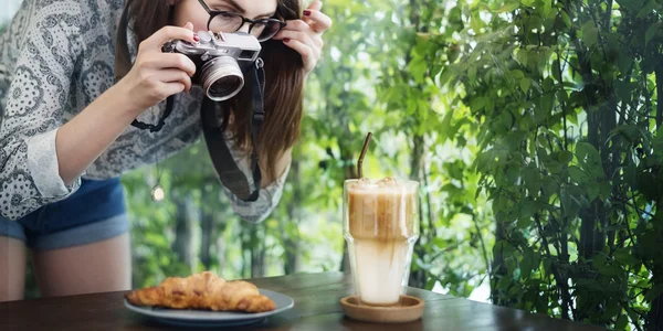 Девушка фотографирует еду — стоковое фото