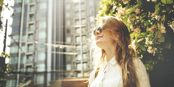 Mujer escuchando música — Foto de Stock